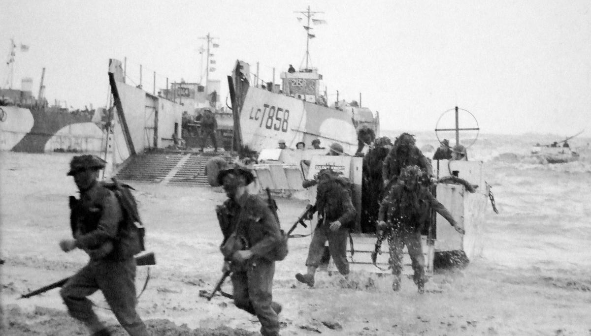 Allied troops landing on Gold Beech on D-Day